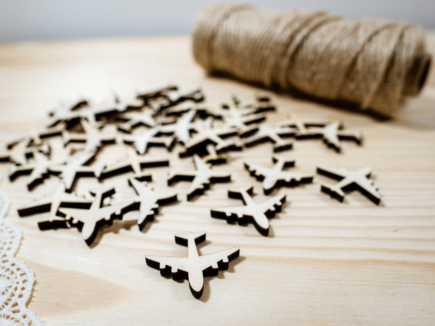 50x Small Wooden Plane, Mini Airplanes, Wooden Blank Shapes for Crafting (1", 2.5cm)