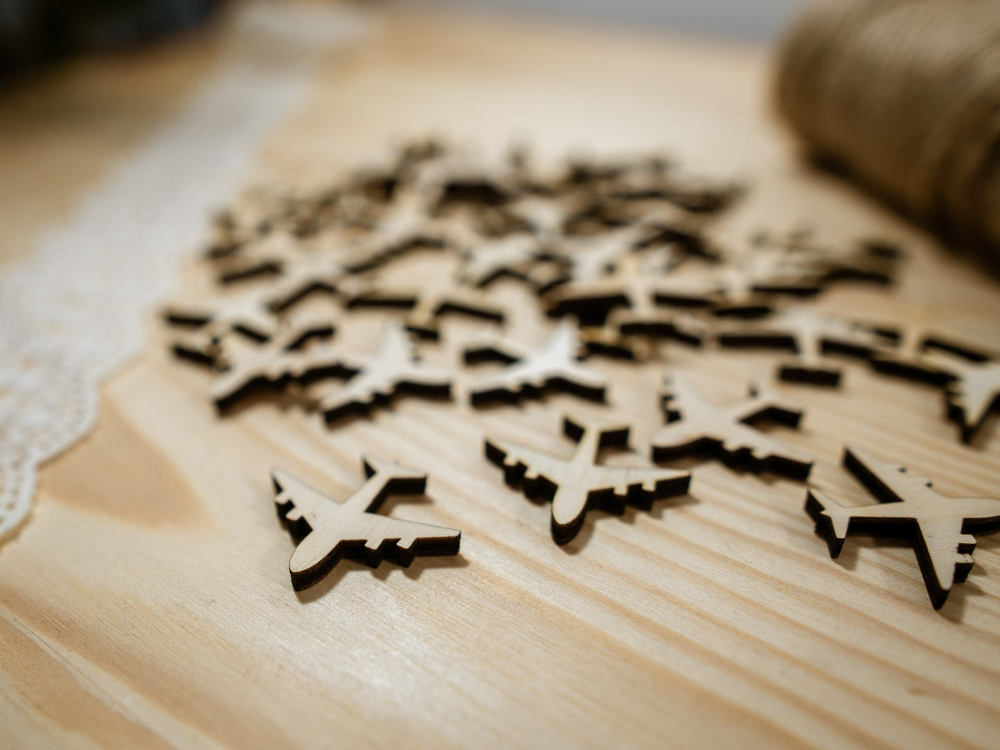 50x Small Wooden Plane, Mini Airplanes, Wooden Blank Shapes for Crafting (1", 2.5cm)